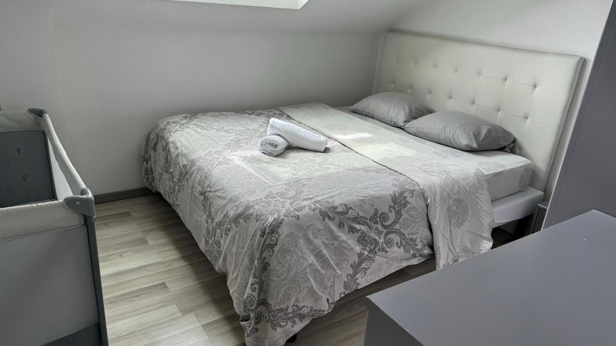 Bes,, Attique Neuf Avec Confort Apartment *