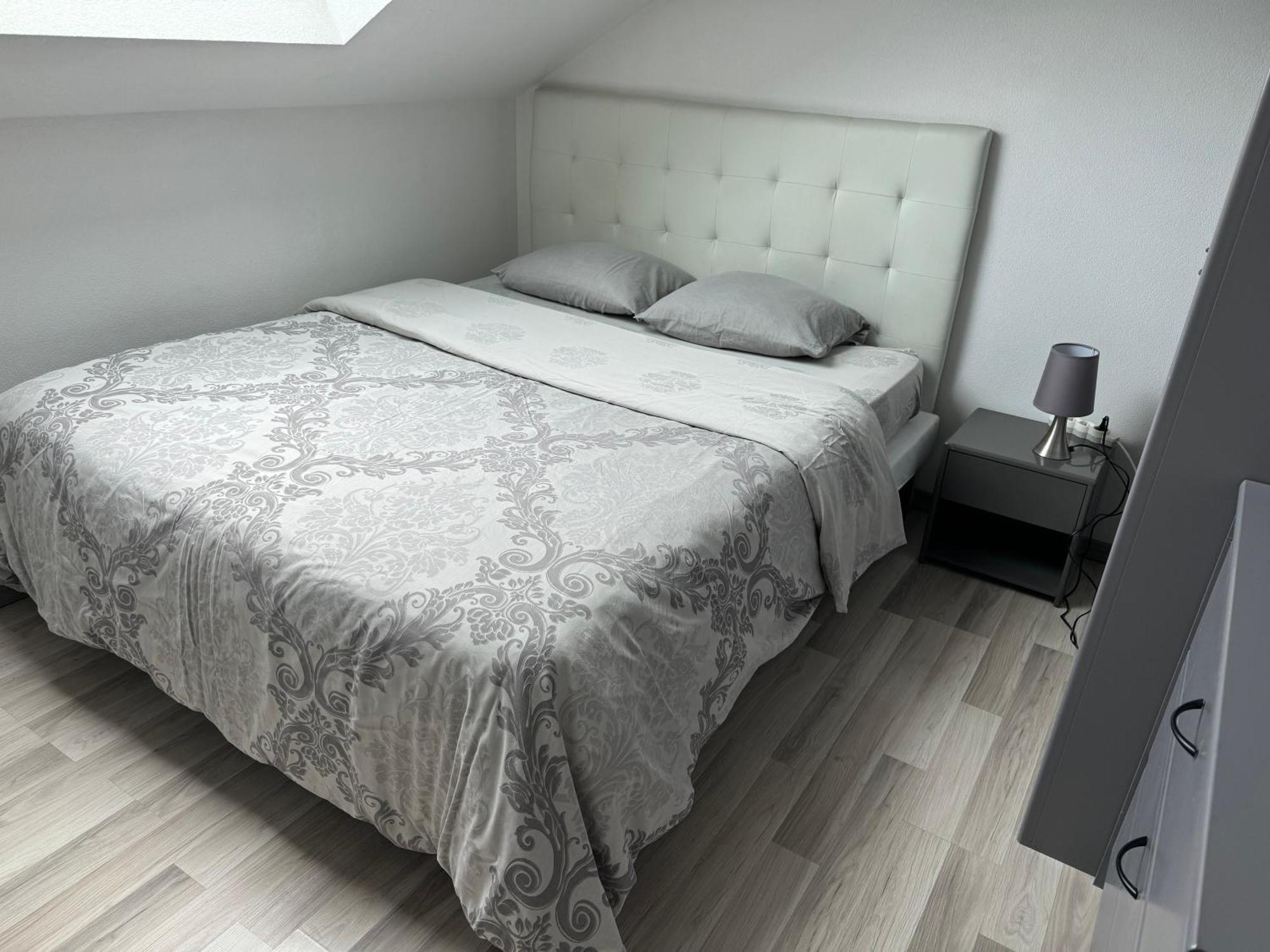 Bes,, Attique Neuf Avec Confort Apartment