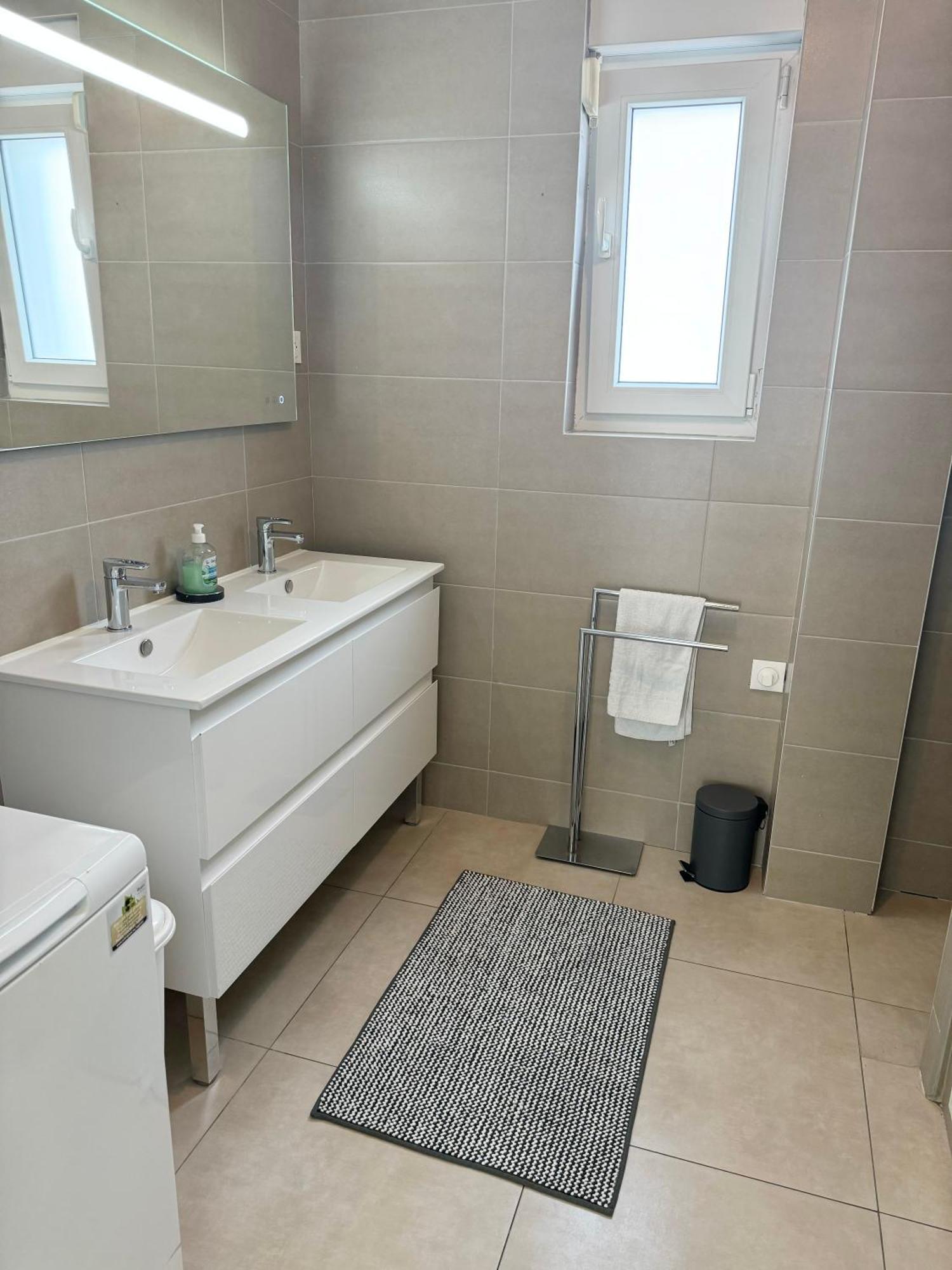 Apartment Bes,, Attique Neuf Avec Confort